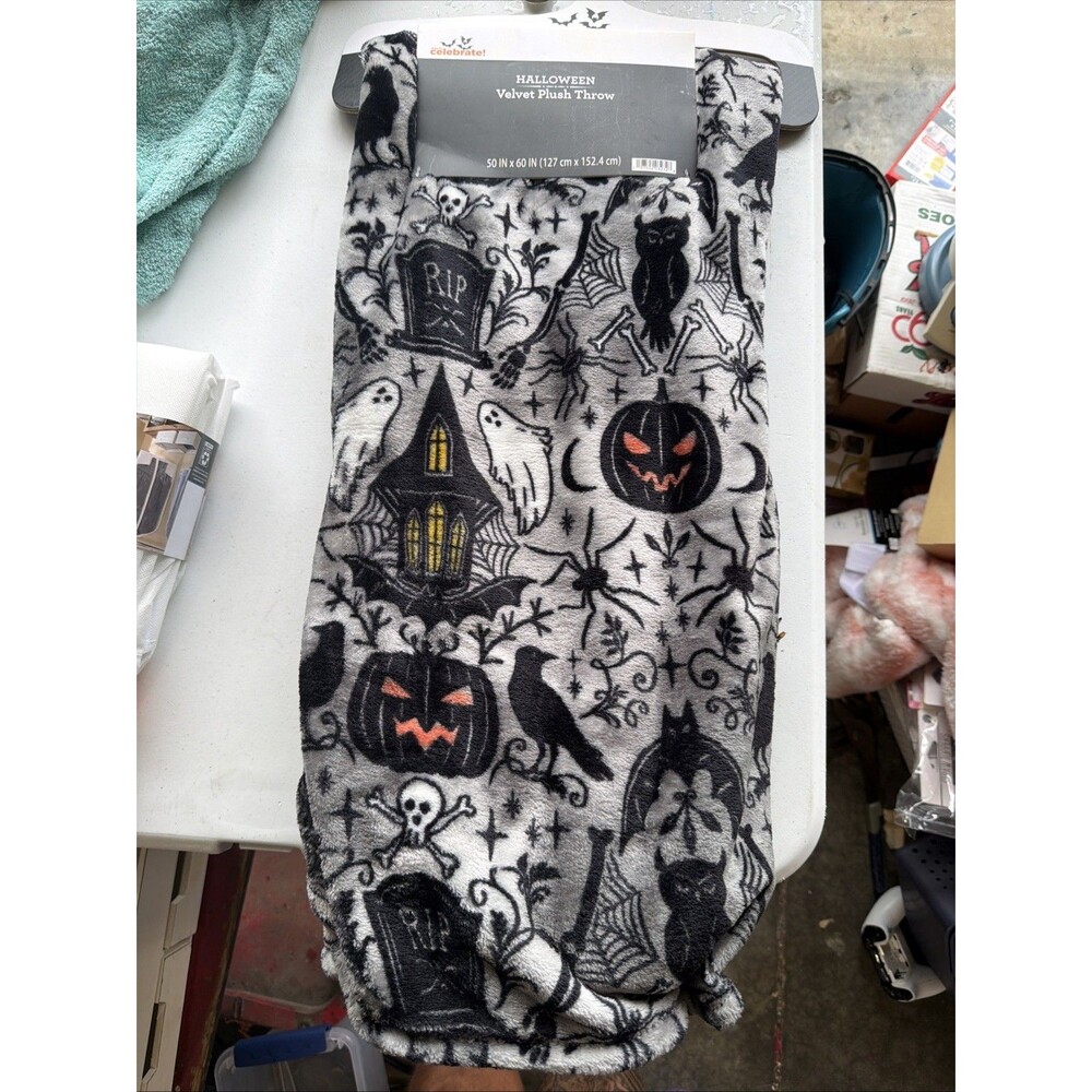 Way To Celebrate Halloween Velvet Plush Throw 50x60 Black Cat Haunted House NWT